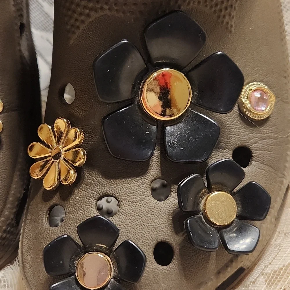 EMBELLISHED CROCS! SUPER CUTE 😍 NO ONE ELSE HAS A PAIR!!! 8W/6M - Picture 6 of 6